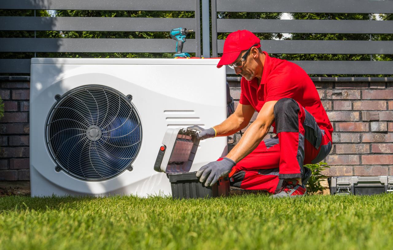 Airco installateur aan het werk